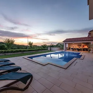 Vila Rotonda, Lindar